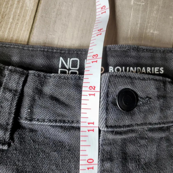 No Boundaries Raw Hem Cutoff Jean Shorts Distressed Black Size 15 Juniors - Picture 4 of 12